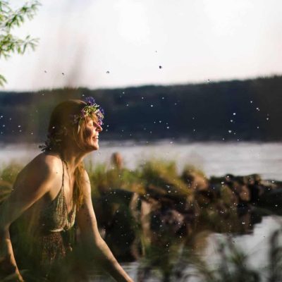 Odottava äiti pirskoittelee vettä ja odottaa synnytystä