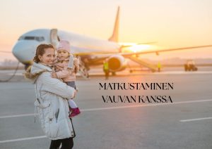 Äiti hymyilee ja pitää vauvaa sylissään lentokentällä auringonlaskun aikaan, taustalla lentokone.